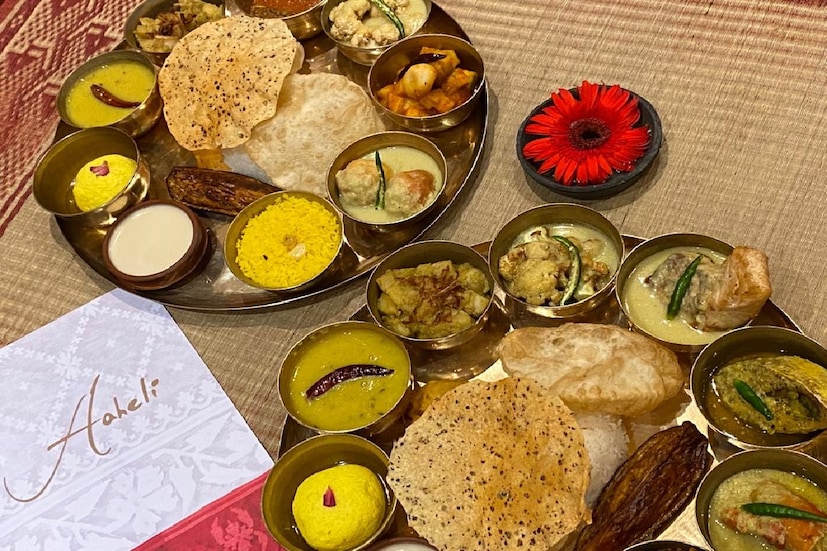 পুজো কলকাতা ভিত্তিক নয়, বাংলার পুজো, প্রাণের পুজো৷ তাই পশ্চিমবঙ্গের প্রতিটি জেলার বিভিন্ন স্বাদই গুরুত্বপূর্ণ হয়ে ওঠে এই পুজোর সময়৷ সেই সব মুখে জল আনা পদ নিয়ে তৈরি হচ্ছে পিয়ারলেস ইন-এর আহেলী৷ কলকাতার বাঙালি রেস্তোরাঁগুলোর মধ্যে অন্যতম এই রেস্তোরাঁ৷ খাবার এবং পরিবেশনার মানে এক নামে সকলেই চেনে আহেলী৷ 