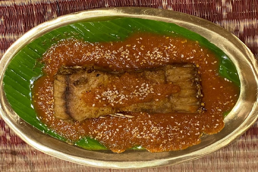 এরপর থাকবে মেন কোর্স৷ থাকছে মুশুর ডালের পাতুরি, বিউলি ডাল, ডাল চিংড়ি, ফুলকোপি চিংড়ি পোস্ত, মুর্শিদাবাদের পানি ফলের পাঁচমেশালি, নবদ্বীপের মোচার ধোকার ডাল, মালদহের চিংড়ির পুর ভরা বাদশাহি বেগুন, বর্ধমানের মাংশের গড়গড়া, তিল ঝালে চিতল পেটি, কোচবিহারের গন্ধরাজ চিংড়ির পোলাও, বীরভূমের মুরগির রসোল্লা, দক্ষিণ ২৪ পরগনার আমআদা দিয়ে চিংড়ি, মেদিনীপুরের ভেটকি মাছের লাল শুক্ত, মুর্শিদাবাদের ফুলকোপির রেজালা৷  