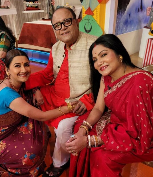 এইভাবেই ভালোয় মন্দয় দাম্পত্বের আখ্যান শোনালেন দোলন-দীপঙ্কর। ফেসবুকের পাতাতেও সেই বিশেষ দিনেই চেয়ে নিলেন শুভকামনা। অনুরাগীরাও প্রিয় অভিনেতা অভিনেত্রীকে ভরিয়ে দিলেন ভালোবাসায়।