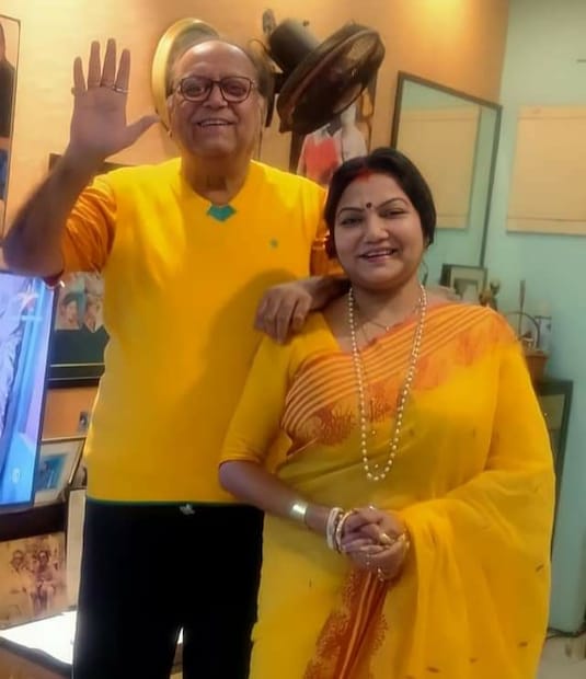 নিজেদের ব‍্যক্তিগত জীবন নিয়েও নানান মজার কথা শেয়ার করেছেন এদিন দুজনে। এই বয়সে এসেও নাকি নিয়মিত চপ কাটলেট খেয়ে যান দীপঙ্কর দে। সন্ধ‍্যা হলেই তিনি ঘুরতে বেরিয়ে পড়েন। পৌঁছে যান কোনোদিন বাগবাজার, কখনো শ‍্যামবাজার। তারপর চপ, কাটলেট, গোলবাড়ির কষা মাংস খেয়ে বাড়ি ফেরেন।