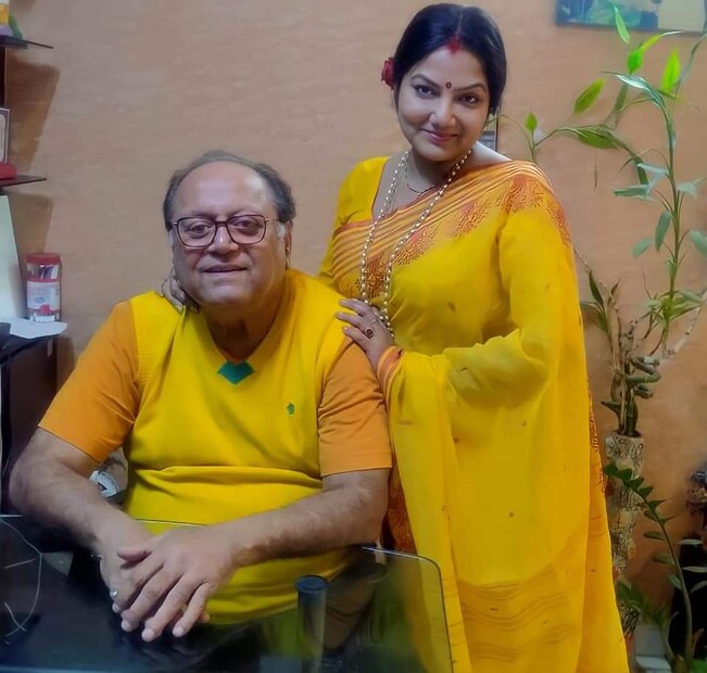 দোলনকে রচনা প্রশ্ন করেন, “তুই কিছু বলিস না?” অভিনেত্রী বলেন, তিনি তো শুটিংয়ে বেরিয়ে যান। বেরোনোর সময়ে দীপঙ্কর নাকি বলেন, সেদিন আর বেরোবেন না। দই চিড়ে খেয়ে থাকবেন। কিন্তু সন্ধ‍্যা হলেই ঠিক বেরিয়ে যান। আবার সাফাই দেন, 'একটু ঘুরতে গিয়েছিলেন'।