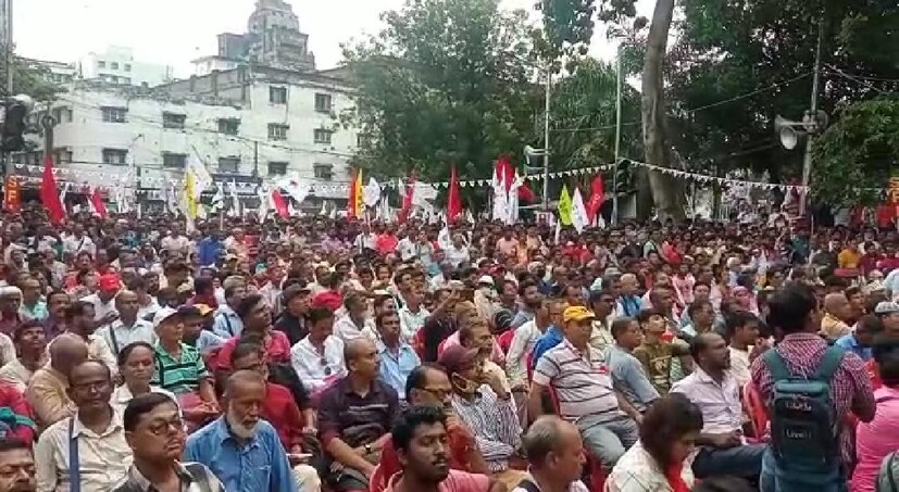 এদিন সকাল থেকে বাম সমৰ্থকরা জড়ো হন বিভিন্ন প্রান্তে। তিনটি বড় মিছিল ধর্মতলার ইনসাফ সভায় বেলা একটার মধ্যে পৌঁছয়। একটি মিছিল শিয়ালদা থেকে চলে আসে, দ্বিতীয়টি হাওড়া স্টেশন থেকে এবং তৃতীয়টি পার্কস্ট্রিট থেকে। 
