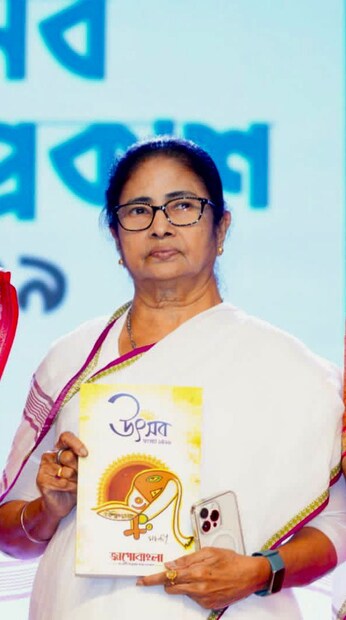 দেবীপক্ষের সূচনায় আজ আনুষ্ঠানিকভাবে প্রকাশিত হল জাগো বাংলার শারদীয়া সংখ্যা। তৃণমূল কংগ্রেসের মুখপত্রের শারদীয়া সংখ্যা প্রকাশ অনুষ্ঠান ছিল তারকাখচিত। তৃণমূল সুপ্রিমো মমতা বন্দ্যোপাধ্যায় ছাড়াও এদিনের অনুষ্ঠানে হাজির ছিলেন টলিপাড়ার শিল্পীরা। এদিন তৃণমূলের মুখপত্র ‘জাগো বাংলা’র উৎসব সংখ্যা প্রকাশিত হয়েছে নজরুল মঞ্চে। এবারের প্রচ্ছদ এঁকেছেন মমতা বন্দ্যোপাধ্যায় নিজেই।