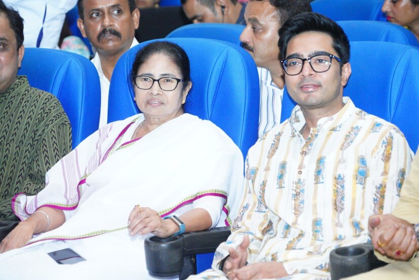 এবছর বাংলার দুর্গাপুজো ইউনেস্কোর তরফে হেরিটেজ স্বীকৃতি পাওয়ায় একমাস আগে থেকেই উদযাপন শুরু হয়ে গিয়েছে। সেই উপলক্ষে মুখ্যমন্ত্রীও প্রকাশ করেছেন নিজের গানের অ্যালবাম।