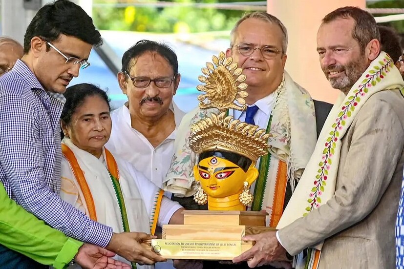 এই বিষয়ে মৃৎশিল্পী শ্যামল পাল জানান, বঙ্গ জননী থেকে থেকে দেবী দুর্গা এখন বিশ্ব জননী। আর যাদের হাত ধরে দেবী দুর্গার এই স্বীকৃতি তাদেরকে সম্মান জানতে তারই হাতে তৈরি দেবী দুর্গার স্মারক মূর্তি তুলে দেওয়া হয়েছে ইউনেস্কোর প্রতিনিধিদের। এটা শুধু তার একার গর্ব নয়, গোটা কুমোরটুলির গর্ব। তিনি মূর্তিটি তৈরি করে সেটিকে তুলে দেন কলকাতা ফোরামের হাতে। কলকাতা ফোরাম থেকেই সেটি পৌঁছে যায় মুখ্যমন্ত্রীর দরবারে। 