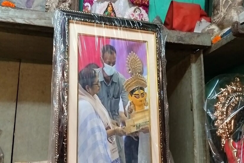 সেখান থেকে মুখ্যমন্ত্রী নিজের হাতে সেটিকে তুলে দেন ইউনেস্কোর প্রতিনিধিদের। তিনি আরও বলেন, বাঙালির আবেগর আরেক নাম দুর্গাপূজা। সেই আবেগ আরও বেশি আবেগপ্রবণ হয়ে ওঠে যখন বিদেশের মাটিতেও এদেশের শিল্প নিয়ে চর্চা হয়।