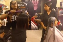 পুজোর ফ্যাশানে এবছর চুল সোজা করার ট্রেন্ড! পার্লারে জমছে ব্যাপক ভিড়