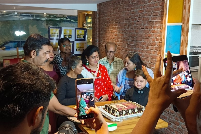 ছবিতে বেশ কয়েকটি রবীন্দ্র সঙ্গীত গেয়েছেন শ্রাবণী সেন । সঙ্গীত পরিচালনায় কুমার গৌরব চক্রবর্তী । ছবির পরিচালনা ও প্রযোজনা দুইই রূপম পালের। ছবির সম্পাদক অর্ঘ্যকমল মিত্র। সৃজনশীল পরিচালক পৌষমিতা গোস্বামী। ক্যামেরা সামলেছেন উজ্জ্বল মল্লিক। ছবির গল্প রূপম পালের। চিত্রনাট্য লিখেছেন রাজীব দাস, শিল্প নির্দেশনায় অতনু সাহা। কলকাতার বিভিন্ন জায়গায় হয়েছে ছবির শ্যুটিং। ওটিটি প্ল্যাটফর্ম ক্লিক-এ দেখা যাবে ছবিটি।