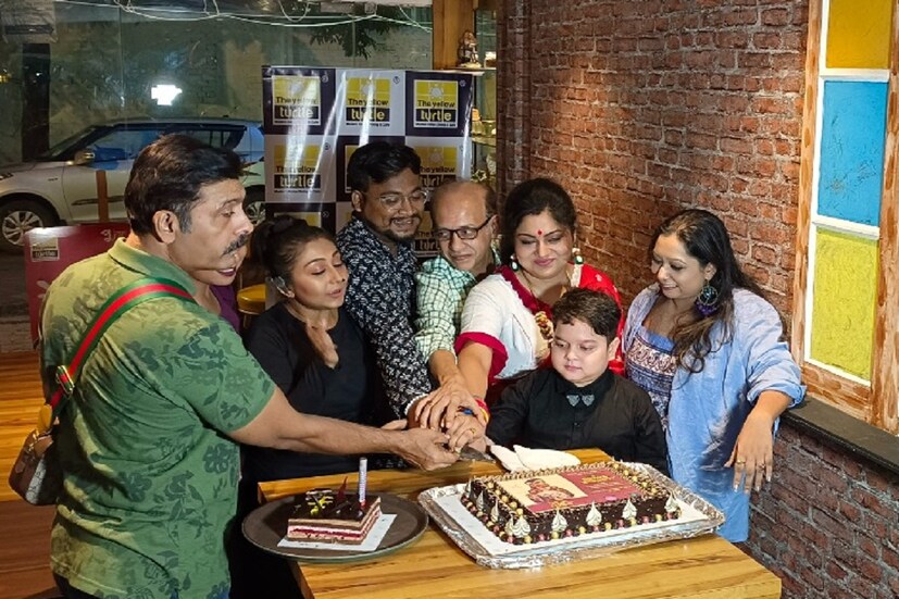 গত বছর এইরকমই একটা দুর্গা পুজোয় মজা করতে করতে আনন্দ করতে করতে সোনার ঠাকুর দেখার লাইনে দাঁড়িয়েছিল অপরাজিতা, ওঁর স্বামী রঞ্জন এবং ওঁদের একমাত্র সন্তান বছর পাঁচেকের রিকু। বিড়ির মণ্ডপ সোনার প্রতিমা দেখতে গিয়ে আকস্মিক ভাবেই বদলে যায় অপরাজিতার জীবন। পুজো শুধু আনন্দই আনে না... এর পরেই গল্প নেয় নতুন মোড়।