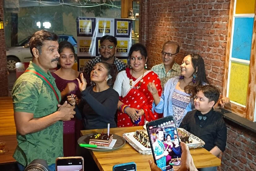 বিভিন্ন চরিত্রে অভিনয় করেছেন- সুদীপ মুখোপাধ্যায়, ভাস্কর বন্দ্যোপাধ্যায়, কৌশিক বন্দ্যোপাধ্যায়, অনিমেষ ভাদুড়ি, লাড্ডু (শিশুশিল্পী), দেবলীনা ঘোষ, স্বাগতা বসু, দেবজয় মল্লিক, পিঙ্কি বন্দ্যোপাধ্যায়, মিঠু চট্টোপাধ্যায়, সন্দীপ দে, সুব্রত গুহ রায় প্রমুখ।
