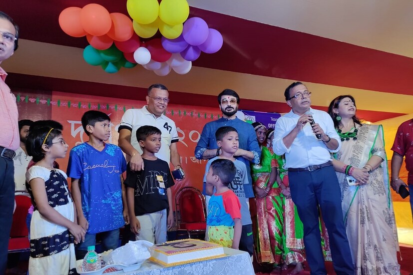 বিগত বেশ কিছু বছর ধরেই অভিনেতা নিজের জন্মদিন এই হোমের শিশুদের সঙ্গেই পালন করেন। মধ্য়ে করোনা অতিমারীর জন্য দুবছর তিনি স্বশরীরে আসতে পারেননি। তবে এই বছর পরিস্থিতি কিছুটা স্বাভাবিক হতেই তিনি আবার এই হোমে উপস্থিত। এবার এখানে আসতে পেরে খুশি তিনি। পাশাপাশি সকলকে শারদীয়ার শুভেচ্ছা জানান ও ভালো ভালো সিনেমা দেখার অনুরোধ করেন।