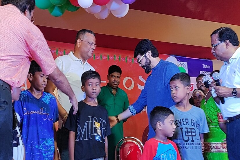 এছাড়াও এদিন নিজের হাতে এই হোমের শিশুদের দুপুরের খাবার পরিবেশন করলেন। পাশাপাশি এই হোমের শিশুরা তাঁদের প্রিয় বুম্বা'দাকে জন্মদিনের উপহার ও তুলে দেন।