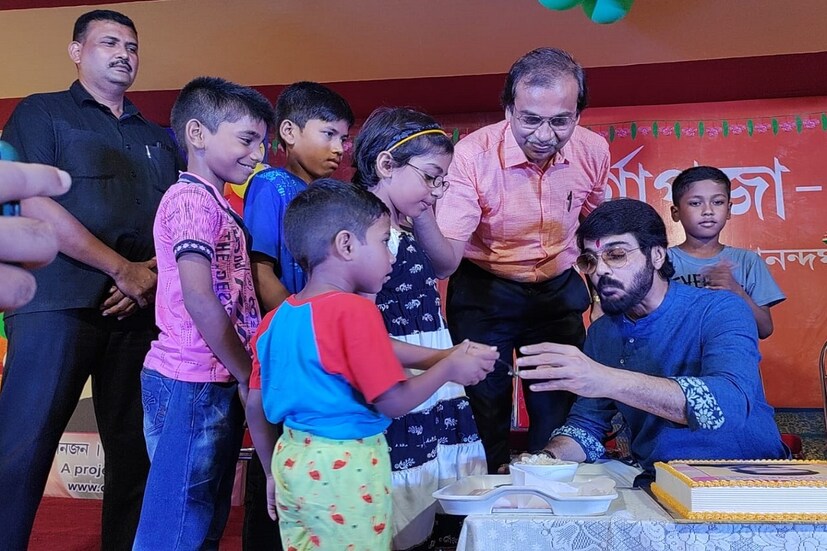 করোনা মহামারীর জন্য গত দু'বছর ব্যতিক্রম হয়েছিল ঠিকই কিন্তু পরিস্থিতি বদলানোর সঙ্গে সঙ্গেই ফের সোনারপুরের 'আপনজন' হোমে এসে ফের এইচ আই ভি আক্রান্ত ও বিশেষ চাহিদা সম্পন্ন শিশুদের সঙ্গে নিজের জন্মদিন পালন করলেন অভিনেতা প্রসেনজিৎ চট্টোপাধ্যায়। প্রতি বছরের মতোই এবারও এই সমস্ত শিশুদের হাতে পায়েস খেয়ে ও কেক কেটে নিজের জন্মদিন পালন করলেন তিনি। 