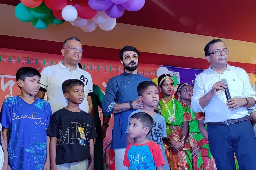 #সোনারপুর: অর্পন মণ্ডল: আজ ৩০ সেপ্টেম্বর, তাঁর জন্মদিন। এবছর ৬০-এ পা রাখলেন সবার প্রিয় বুম্বাদা ওরফে প্রসেনজিৎ চট্টোপাধ্যায়। তাঁর পরে একাধিক ভাল ভাল অভিনেতা এসেছেন টলিউডে, চলেও গিয়েছেন কালের নিয়মে। কিন্তু বুম্বা দা? এখনও ঠিক একই জায়গায় রয়ে গিয়েছেন বাঙালির মনে। তিনি প্রতি মুহূর্তে নিজেদের ভেঙেছেন, গড়েছেন, আরও সমসাময়িক করে তুলেছেন। আজ তাঁর জন্মদিনে রয়েছে বিশেষ আকর্ষণ। আজ আড়ম্বরের আগে জায়গা হল মানবিকতার।
