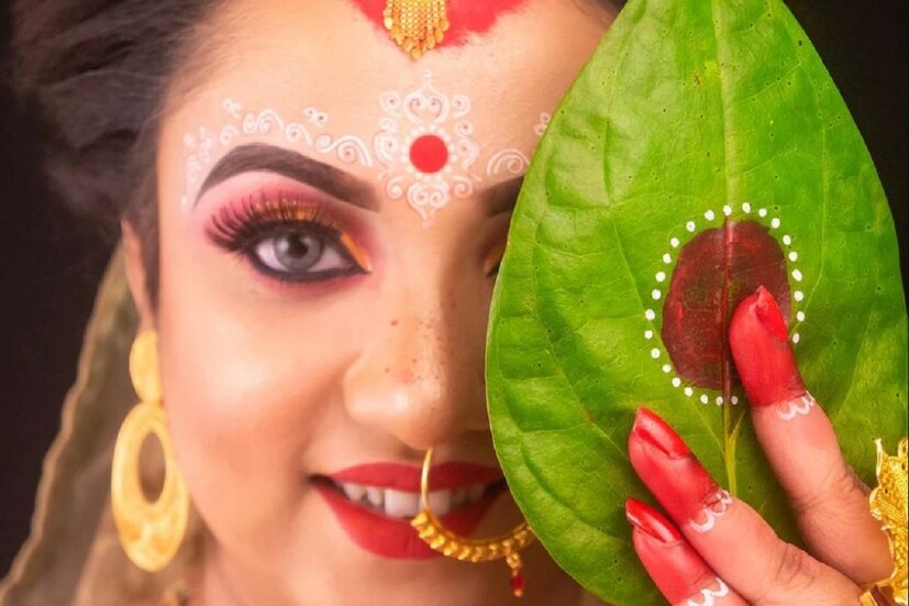 পুত্রবধূ নিজের মেয়ের সমান হয়। তাঁর সম্মান রক্ষা করা গোটা পরিবারের কর্তব্য। ভুলেও নিজের পুত্রবধূকে অপমান করা উচিত নয়। অপমানিত হতে দেখলেও তার প্রতিবাদ করা উচিত। Photo- Representative 