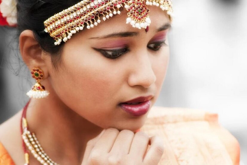  ভাতৃবধূ— ছোট ভাইয়ের স্ত্রী বাড়ির পূত্রবধূর সমান। তাঁর দিকে কুনজর কখনও দেওয়া উচিত নয়। এমন কাজ কেউ করলে তার ফল খারাপ হয়। কোনওভাবেই এই পাপের প্রায়শ্চিত্ত করা যায় না। Photo- Representative 