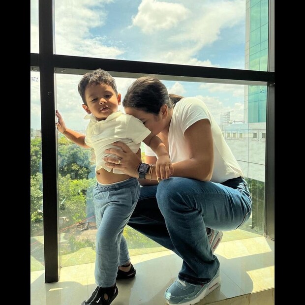*ছেলের জন্মের প্রথম দিন থেকেই তাঁকে নিয়ে ক্যামেরার সামনে আসেন নায়িকা। ফলে ইউভান সোশ্যাল মিডিয়ায় সেলিব্রিটি। খুদের কাণ্ড দেখার জন্য মুখিয়ে থাকেন নেটাগরিকরা। তাঁর মন ভোলানো হাসিতে মন ভাল হয়। 