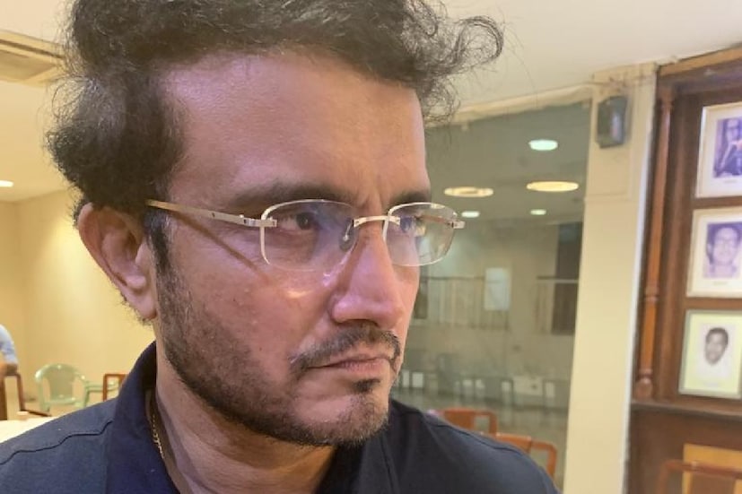 বরাবরই তাঁকে ক্লেন সেভ-এ দেখা গিয়েছে। তবে সৌরভ গঙ্গোপাধ্যায় হঠাৎ করেই চাপ দাড়ি রাখতে শুরু করেছেন। তা হলে তিনিও কি ট্রেন্ড-এ গা ভাসালেন!