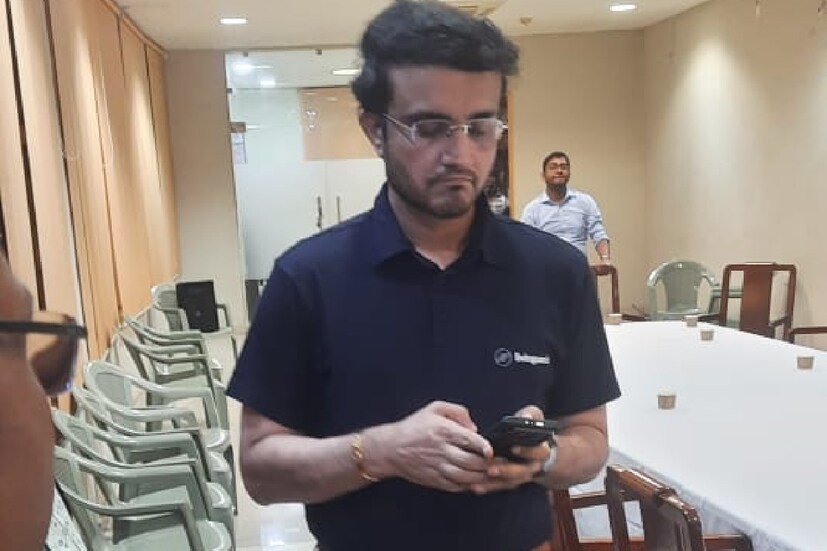 সামনেই পুজো। তার আগে সৌরভ গঙ্গোপাধ্যায়ের নতুন লুক ভাইরাল। এক গাল দাড়িতে মহারাজ। তাঁর এই নতুন লুক দেখে অনেকেই অবাক। 