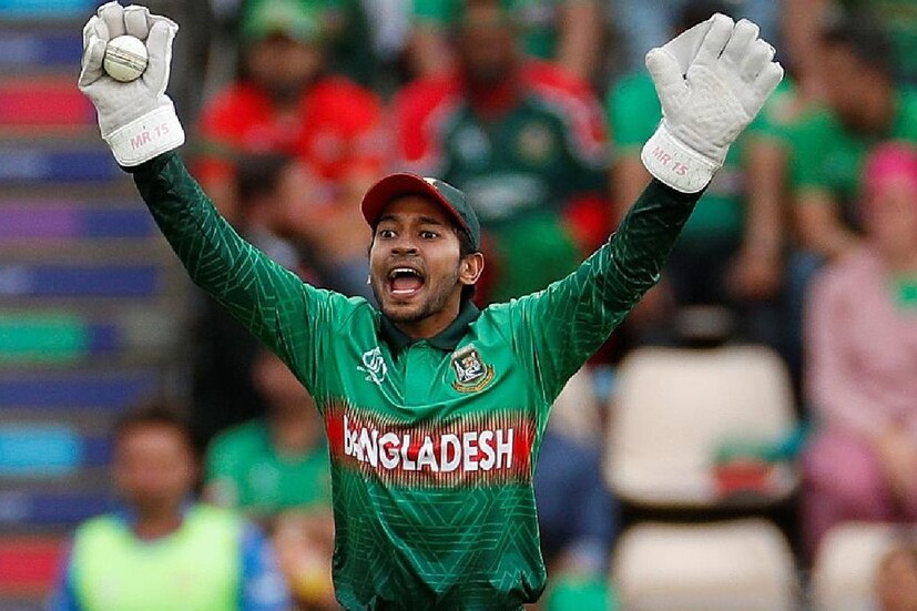 ২০১৬ টি-২০ বিশ্বকাপে ভারত-বাংলাদেশ ম্যাচের কথা হয়তো অনেকেরই মনে আছে! ওই ম্যাচে ভারত জিতেছিল। তবে সেদিন ম্যাচ শেষ হওয়ার আগেই জয়ের আনন্দে লাফালাফি করেছিলেন মুশফিকুর রহিম। শেষমেশ মহেন্দ্র সিং ধোনি তাঁকে বিদ্যুৎগতিতে রান আউট করে বুঝিয়ে দিয়েছিলেন. ম্যচ শেষ হওয়ার আগে লাফাতে নেই।