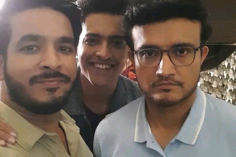জানা গিয়েছে, একটি বিজ্ঞাপনী শুট-এর জন্য সৌরভের এই নতুন লুক। গাল ভর্তি দাড়ি নিয়েই সেই বিজ্ঞাপনী শুটে দেখা গিয়েছে দাদাকে। 