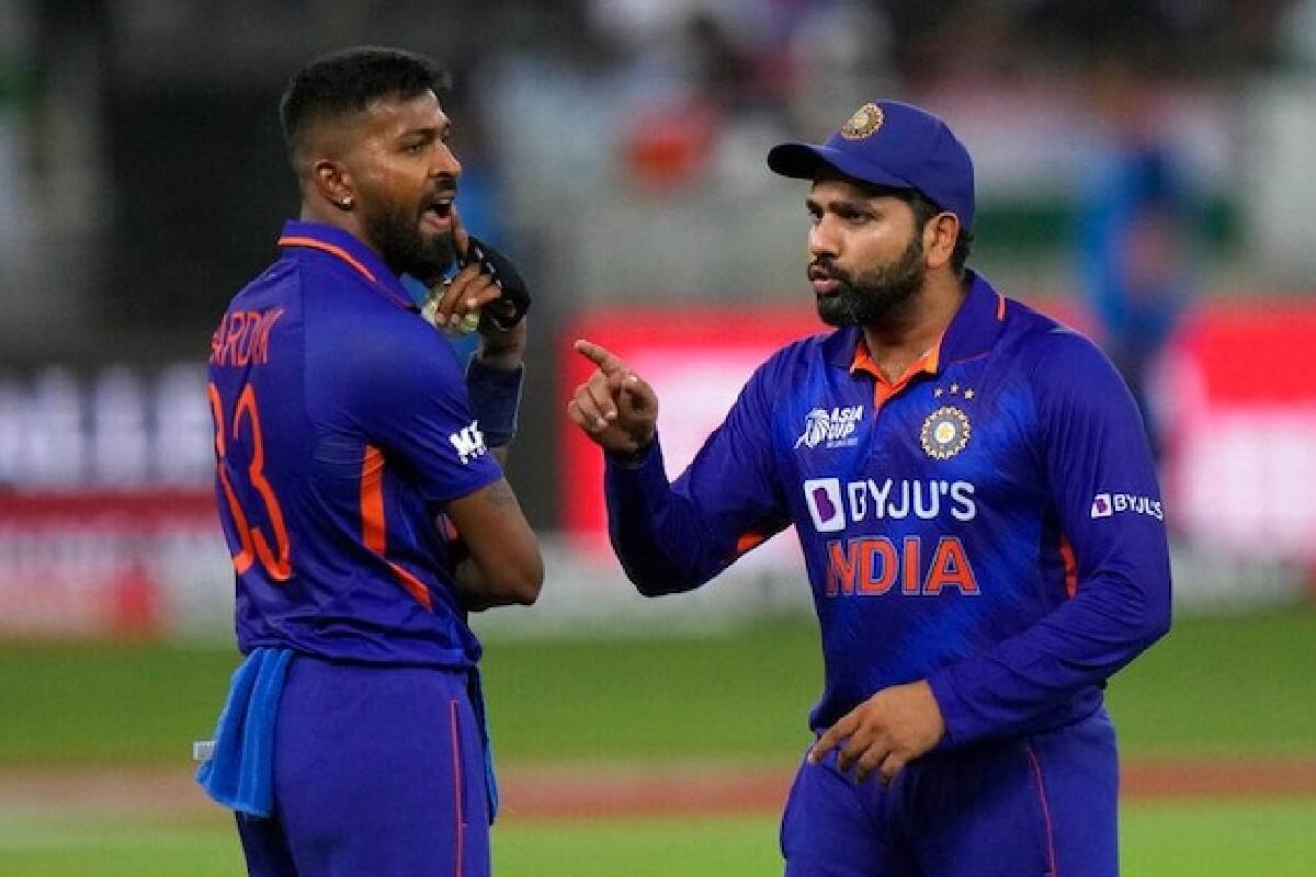 অর্থাত্ এখন পরিস্থিতি যা তাতে ভারত বা পাকিস্তান, যে কোনও একটা দল এশিয়া কাপ ফাইনালে খেলবে। আজ অবশ্য পাকিস্তান জিতে গেলে ভারতের আর কোনও আশা থাকবে না।