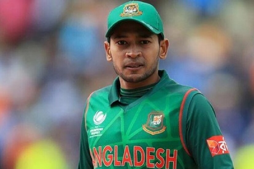 শেষ বল অফ স্টাম্পের বেশ বাইরে করেন পান্ডিয়া। বল চলে যায় ধোনির কাছে। তবে ব্যাটার ছুটতে শুরু করে। ধোনি ছুটে এসে উইকে ভেঙে দেন। রান আউট হন মুশফিকুর। জয়ের স্বপ্নভঙ্গ হয় বাংলাদেশের।