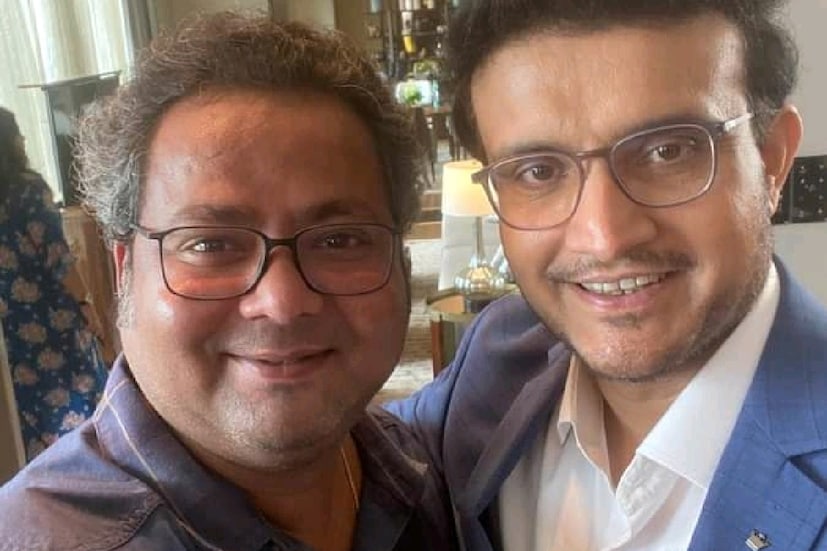 জানা যাচ্ছে, আপাতত আরও এক বছর সৌরভের গাল ভর্তি দাড়ির এই লুক দেখা যেতে পারে। অর্থাৎ তিনিও এবার ট্রেন্ড-এ গা ভাসালেন।