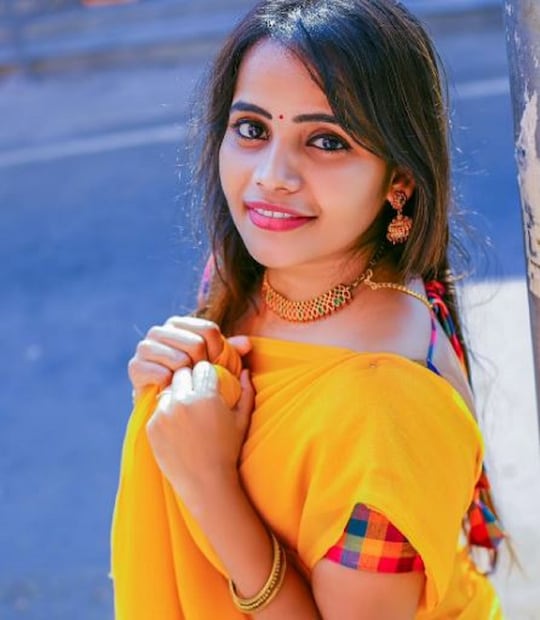 খুবই অল্প বয়সে এভাবে নিজেকে শেষ করে দিলেন অভিনেত্রী৷ দীপা বলে ইন্ডাস্ট্রিতে পরিচিত অভিনেত্রীর নাম পওলিন জেসিকা৷ বয়স মাত্র ২৯৷ খুবই জনপ্রিয় ছিলেন তিনি৷ অনেক প্রতিভা ছিল৷ কেরিয়ার অনেক দূর এগোনোর সম্ভাবনা ছিল৷ কিন্তু সব কিছু শেষ করে নিজেই নিজের প্রাণ নিলেন অভিনেত্রী৷ 