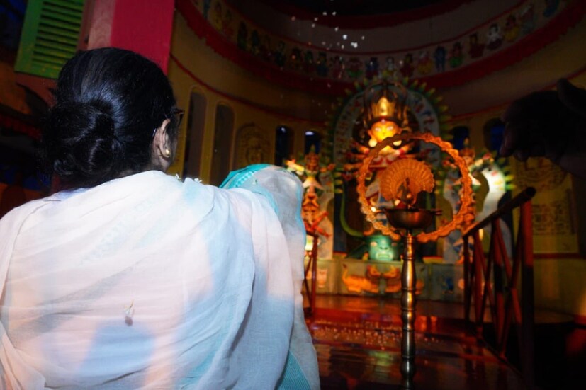অজেয় সংহতি ক্লাবের পুজো মণ্ডপের উদ্বোধন করলেন মুখ্যমন্ত্রী মমতা বন্দ্যোপাধ্যায় ৷