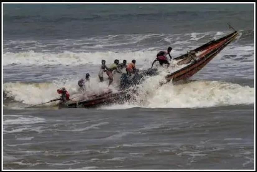 উত্তর বঙ্গোপসাগর উত্তাল হবে। সমুদ্রের ভেতরে ৪৫ থেকে ৫০ কিলোমিটার গতিবেগে ঝড়ো হাওয়া বইবে। এর প্রভাবে মৎস্যজীবীদের ক্ষতি হওয়ার আশঙ্কা। শুক্রবার সন্ধ্যায় মৎস্যজীবীদের উপকূলে ফিরে আসতে পরামর্শ। শনিবার থেকে মঙ্গলবার পর্যন্ত মৎস্যজীবীদের উত্তর বঙ্গোপসাগরে মাছ ধরতে যেতে নিষেধাজ্ঞা আবহাওয়া দফতরের।