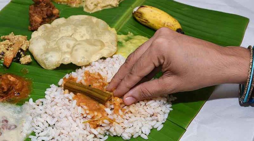 ২) স্বাস্থ্য বিশেষজ্ঞরা বলেছেন যে কলা পাতায় অ্যান্টি-ব্যাকটেরিয়াল গুণ রয়েছে। এর ফলে খাবারের অস্বাস্থ্যকর ব্যাকটেরিয়া কমে যায় এবং আমরা কম অসুস্থ হই। প্লাস্টিকের প্লেটে খাবার খেলে তা ফেলে দেওয়ার নষ্ট হয় না, অন্যদিকে কলাপাতা পরিবেশ বান্ধব এবং খুব অল্প সময়েই নষ্ট হয়ে মাটিতে মিশে যায়।