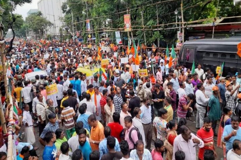 নবান্ন অভিযানে মঙ্গলবার নবান্নের দিকে পৌঁছতে শুরু থেকেই সচেষ্ট ছিল গেরুয়া শিবির। অন্যদিকে প্রশাসনও কড়া হাতে নিয়ন্ত্রণ করেছে মিছিল। লাগানো হয়েছে ব্যারিকেড। জলকামান থেকে কাঁদানে গ্যাস ছুঁড়ে থামানো হয়েছে ইটবৃষ্টি। লক্ষ্য একটাই, নবান্নের ধারেকাছে ঘেঁষবে না মিছিল।