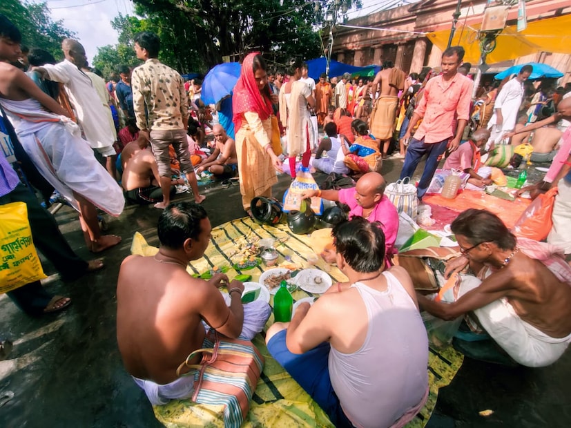 মহালয়া থেকেই মোটামুটি পুজোর শুরু। বাঙালির আবহমান সংস্কৃতিতে রেডিওতে বীরেন্দ্রকৃষ্ণ ভদ্রের গলায় চণ্ডীপাঠ শুনতে পাওয়া মানেই মনের ভিতরে পুজোর আয়োজন শুরু।