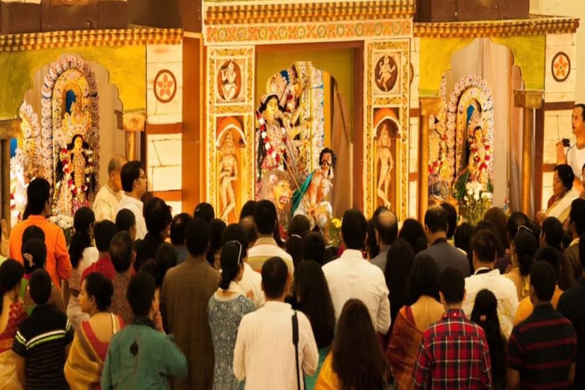 তবে আগামীর আনন্দের কথা ভাবলে কিন্তু পুজো শেষের দুঃখ থেকে অনেকটা মুক্তি পাওয়া যায়৷