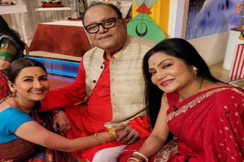রবিবার 'দিদি নম্বর ওয়ানে' বিশেষ পর্বে খেলতে এসেছিলেন দীপঙ্কর দোলন। সেখানেই ইন্ডাস্ট্রির ‘টিটো দা’ অর্থাৎ দীপঙ্কর দে বলেন, সকাল থেকে রাত পর্যন্ত দোলন যেভাবে তাঁর যত্ন নেন তা না দেখলে বিশ্বাস করা যায়। বয়সে এত ছোট, কত স্বপ্ন ছিল। কিন্তু তবুও তাঁকে ভালবেসে রয়ে গিয়েছেন দোলন। অনেক আত্মত‍্যাগও করেছেন তিনি, জানালেন দীপঙ্কর দে। পাশ থেকে অভিনেত্রী বলে ওঠেন, ২৭ বছর তো হয়ে গেল।