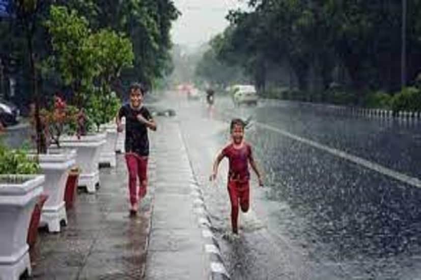 যতই পুজো এগিয়ে আসছে ততই বৃষ্টিপাত বাড়তে শুরু করেছে ৷ আষাঢ়-শ্রাবণ মাস জুড়ে বৃষ্টিপাতের তেমন দেখা মেলেনি ৷ প্রতীকী ছবি ৷