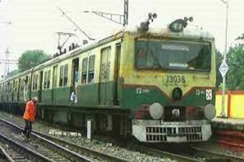 বিগত কয়েকদিন ধরেই হাওড়া বর্ধমান লাইনে লোকাল ট্রেনের চলাচলে বিশেষ পরিবর্তন লক্ষ্য করা গিয়েছে ৷ বেশ কিছু ট্রেন বাতিল, যাত্রাপথ সংক্ষিপ্ত করা হয়েছে ৷ প্রতীকী ছবি ৷
