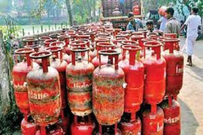 আজ থেকে বড়সড় পরিবর্তন হচ্ছে সাধারণ মানুষের জীবনে বাণিজ্যিক রান্নার গ্যাসের (LPG Gas Cylinder Price) ১ সেপ্টেম্বর ২০২২, ৯১.৫ টাকা পর্যন্ত সিলিন্ডার প্রতি সস্তা হয়েছে ৷ প্রতীকী ছবি ৷