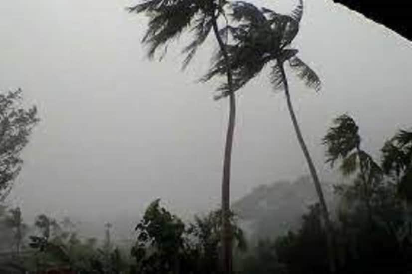 হাওয়া অফিসের পক্ষ থেকে জানানো হয়েছে ষষ্ঠীতে হালকা ফুলকা বৃষ্টিপাত হলেও মহাসপ্তমী থেকে বাড়বে বৃষ্টিপাতের পরিমাণ ৷ প্রতীকী ছবি ৷