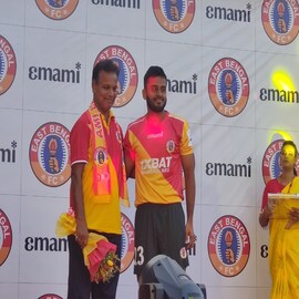মা দুর্গার সামনে আইএসএলের নতুন জার্সি উন্মোচন, ট্রফির শপথ ইস্টবেঙ্গলের