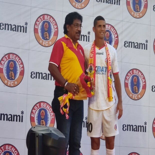 ছিলেন প্রাক্তন তারকা ফুটবলার প্রশান্ত বন্দ্যোপাধ্যায়। তিনি লাল হলুদ উত্তরীয় পরিয়ে বরণ করে নেন ব্রাজিলিও সিলভাকে