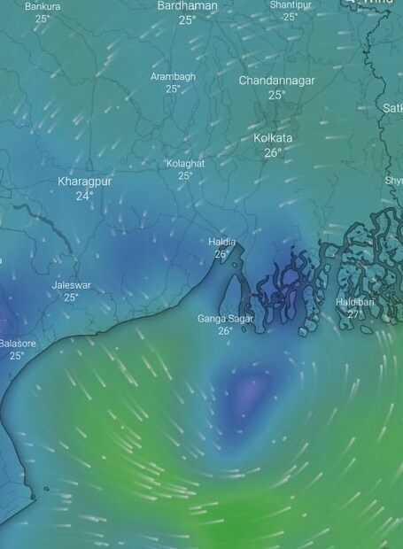 কলকাতাতে আংশিক মেঘলা আকাশ। হালকা বৃষ্টির সামান্য সম্ভাবনা রয়েছে। বাতাসে জলীয় বাষ্প বেশি থাকায় আর্দ্রতা জনিত অস্বস্তি থাকবে। আগামী ২৪ ঘণ্টায় তাপমাত্রা ২৭ থেকে ৩৪ ডিগ্রি সেলসিয়াসের মধ্যে থাকবে। সকালে সর্বনিম্ন তাপমাত্রা ২৬.৮ ডিগ্রি সেলসিয়াস ৷ স্বাভাবিকের থেকে যা এক ডিগ্রি বেশি। 