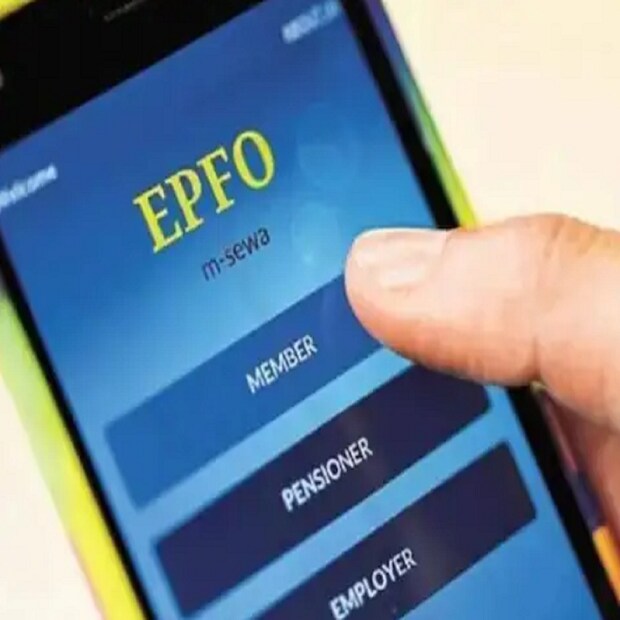 EPFO চাকুরিজীবীদের একাধিক বিশেষ সুবিধা দিয়ে থাকে ৷ বর্তমানে ইপিএফও ২৪.৭৭ কোটি অ্যাকাউন্ট রয়েছে ৷ ইপিএফও-এর নিয়ম অনুযায়ী, সংস্থা ও কর্মীদের তরফে পিএফ অ্যাকাউন্টে প্রতি মাসে বেসিক স্যালারি ও ডিএ-এর ১২-১২ শতাংশ টাকা জমা করা হয়ে থাকে ৷ বেতন পাওয়ার ১৫ দিনের মধ্যে এই অ্যাকাউন্টে টাকা জমা করা হয়ে থাকে ৷ 