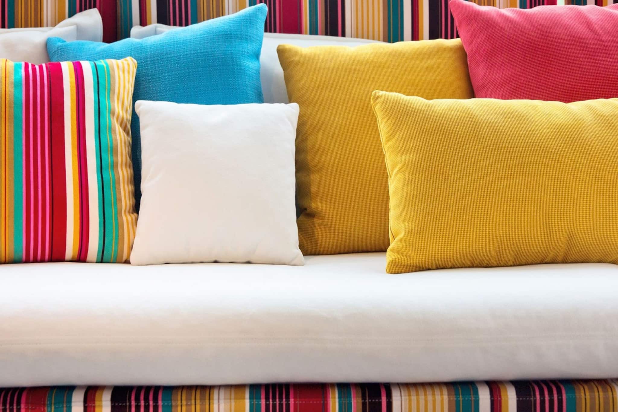 ব্লক প্রিন্ট, ইক্কত, জয়পুরি কাজের কভার, পুজোর আগে পুরোনো বালিশকেই রাঙিয়ে তুলুন