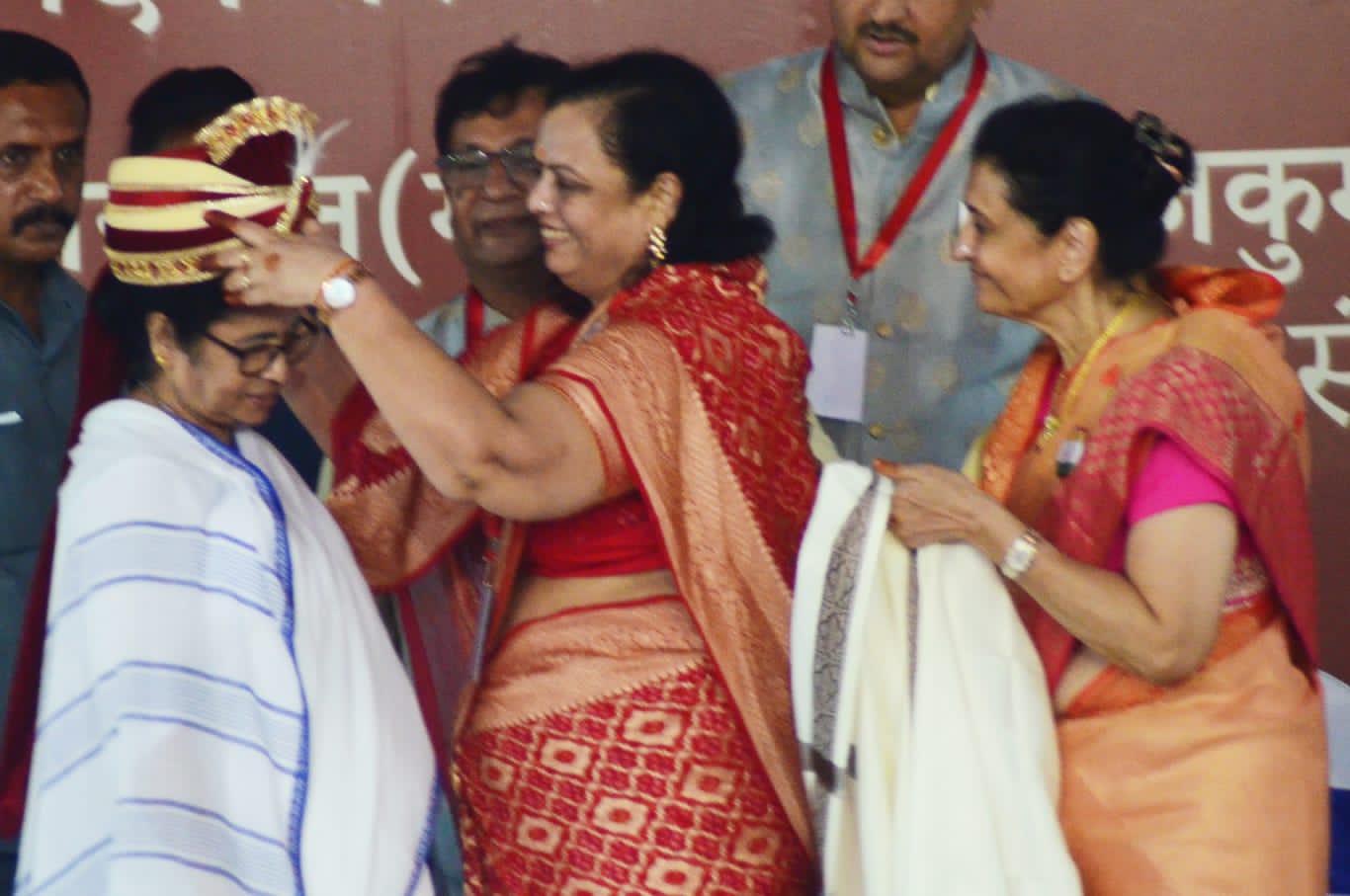 পরেশনাথ মন্দিরে মমতাকে পাগড়ি পরিয়ে সংবর্ধনা