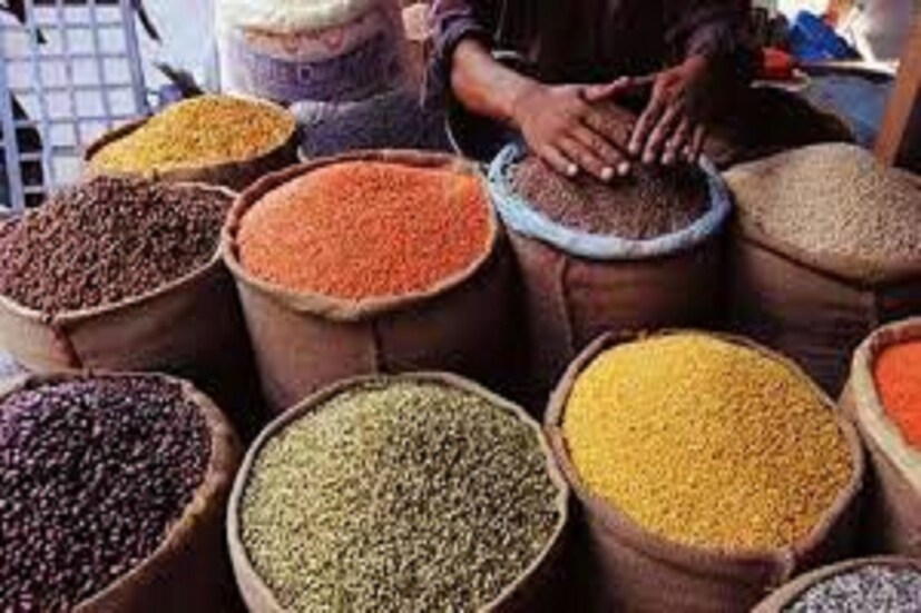 মুগের ডাল ১০২.৭৮ টাকা, মুসুর ডাল ৯৭.৪৬ টাকা, চিনি ৪২.৩১ টাকা কিলো প্রতি, সরষের তেলের দাম ১৭৩.০৫ টাকা ৷ প্রতীকী ছবি ৷