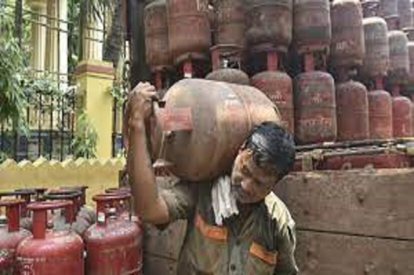 লাগাতার পঞ্চমবার বাণিজ্যিক রান্নার গ্যাসের দাম কমেছে ৷ মে মাসে রান্নার গ্যাসের দাম ২,৩৫৪ টাকা যা রেকর্ডই বলা যেতে পারে ৷ প্রতীকী ছবি ৷