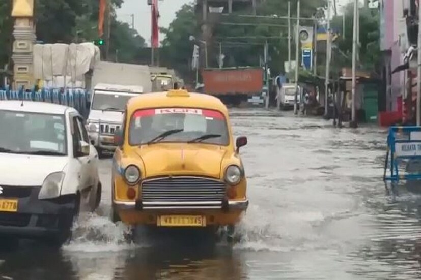 সপ্তাহান্তে ঘূর্ণাবর্ত তৈরি হতে পারে বঙ্গোপসাগরে। বৃষ্টির আশঙ্কা তৈরি হচ্ছে পুজোর মধ্যে। চলতি সপ্তাহে ভারী বৃষ্টির সম্ভাবনা নেই। বিক্ষিপ্তভাবে হালকা বৃষ্টি হবে দক্ষিণবঙ্গে। আগামী ৪৮ ঘণ্টাতে ভারী বৃষ্টির পূর্বাভাস উত্তরবঙ্গের উপরের দিকের জেলাগুলিতে।