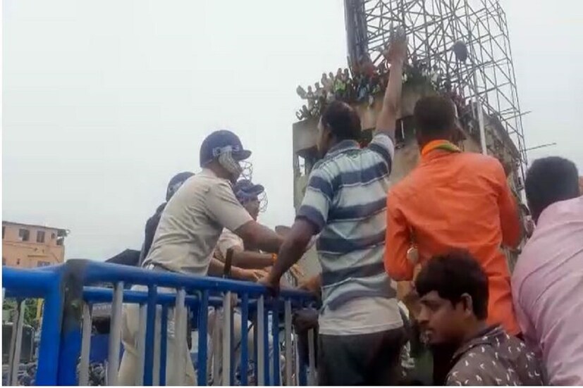 যান চলাচল বন্ধ হয়ে যাওয়ায় বহু মানুষ বাড়ি ফিরে যেতে বাধ্য হচ্ছেন। শহরের বিভিন্ন প্রান্তে গেরুয়া বাহিনীর মিছিল আটকাতে কড়া নিরাপত্তার চাদরে মুড়ে ফেলা হয়েছে চতুর্দিক। বিভিন্ন রাস্তায় ব্যারিকেড দিয়ে ঘিরে ফেলা হয়েছে।